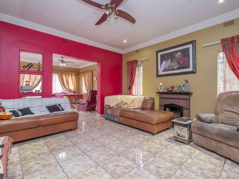 Large family Home in move in condition. - Photo 7