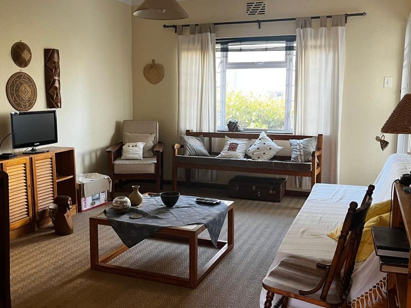 Corner Apartment Full of Potential in Leafy Tamboerskloof - Photo 3