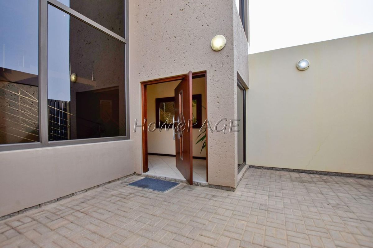 Ext 9, Swakopmund:  BEAUTIFUL, SPACIOUS, ELABORATE Contermporary 5 Bedr Home with Flat - Photo 2