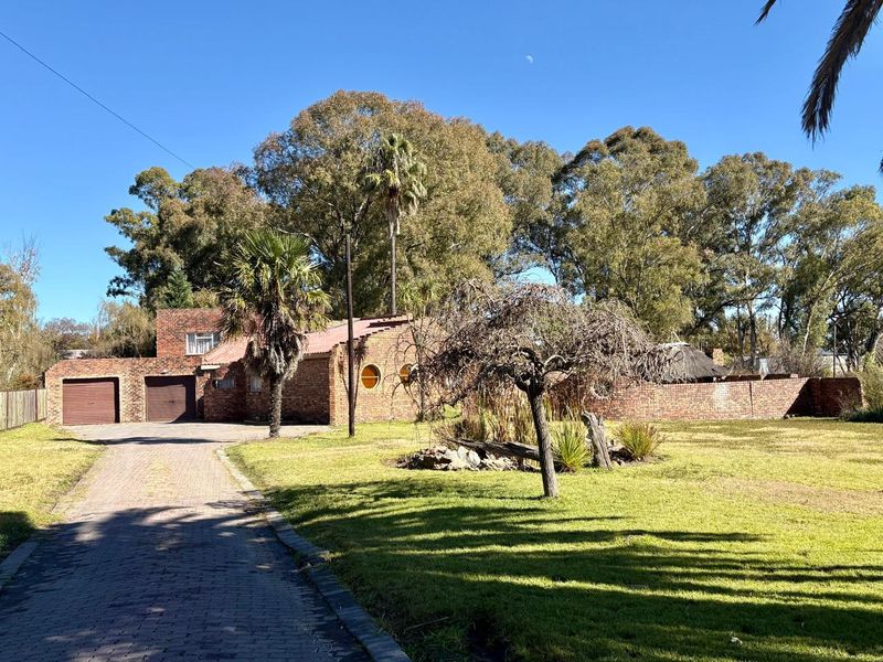 Four Bedroom Modern Spacious Family Home with Swimming pool in Heilbron - Photo 10