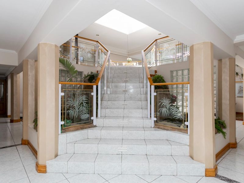 5 BEDROOM, MODERN HOME IN PLATTEKLOOF - Photo 3