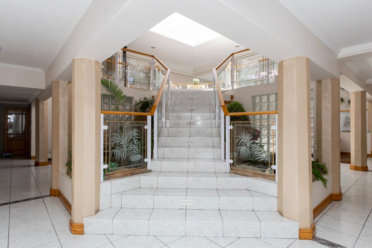 5 BEDROOM, MODERN HOME IN PLATTEKLOOF - Photo 3