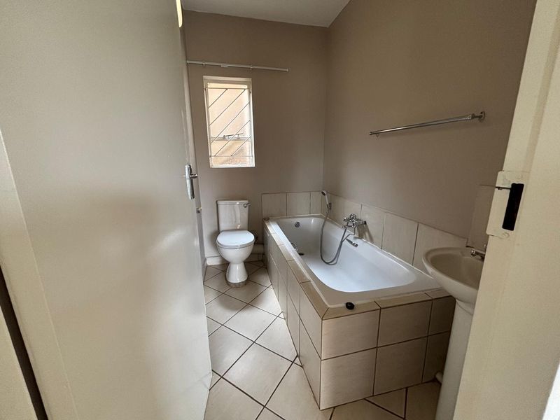 2 Bedroom 1 Bathroom Townhouse For sale in Protea Glen - Photo 7