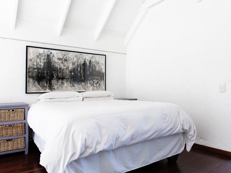 Sunny Loft Apartment with Double Volume Ceilings – Walk to Cresta Mall - Photo 6