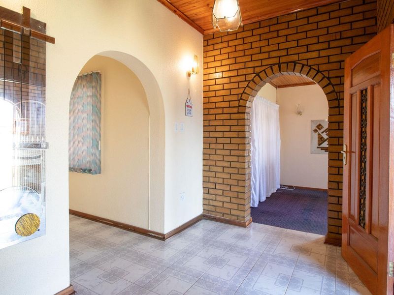 Stunning Spacious 4 Bedroom House - Photo 3