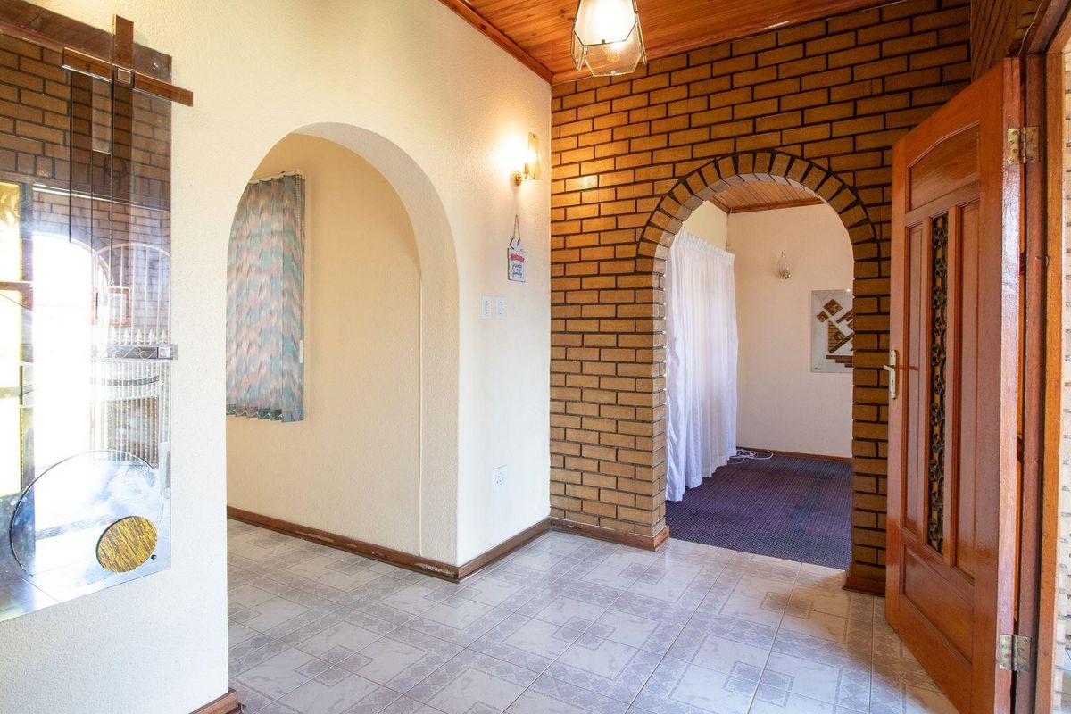 Stunning Spacious 4 Bedroom House - Photo 3