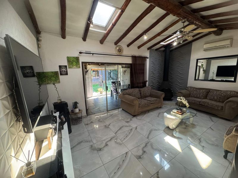 Large Modern Family Home - Photo 3