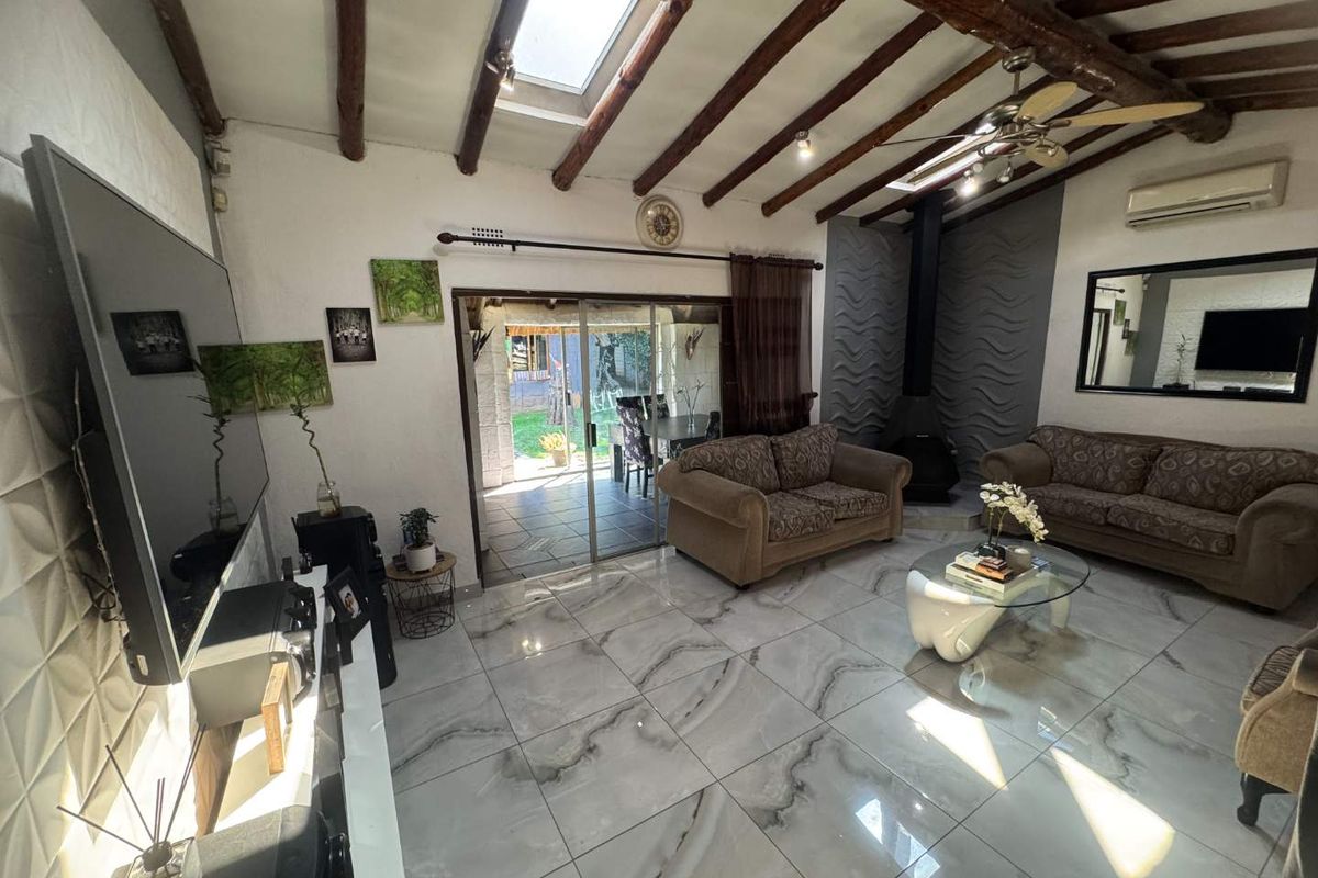 Large Modern Family Home - Photo 3
