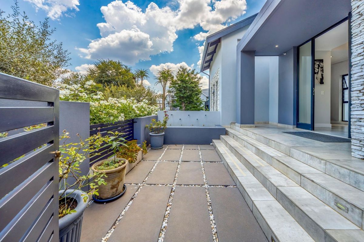 Exquisite Five Bedroom Family Home For Sale in Waterfall Country Village - Photo 2