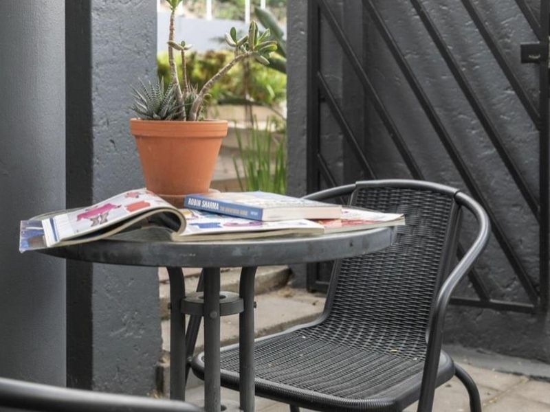A CHARMING ONE BEDROOM FURNISHED GARDEN APARTMENT - Photo 6