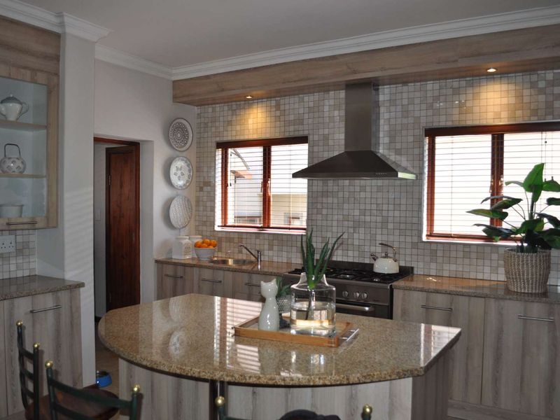 UPMARKET HOME FOR SALE IN SECURITY COMPLEX IS PRETORIA EAST - Photo 3