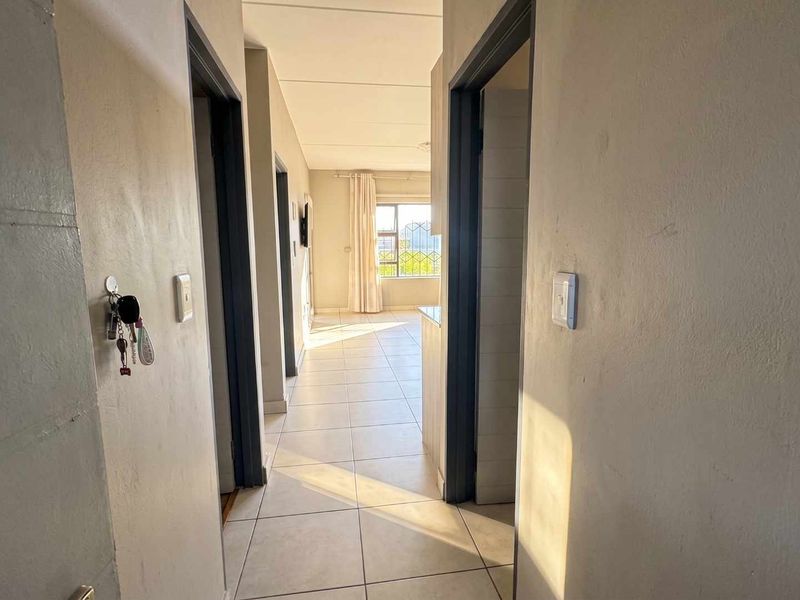 Charming Two-Bedroom Ground Floor Apartment in Secure Complex - Photo 10