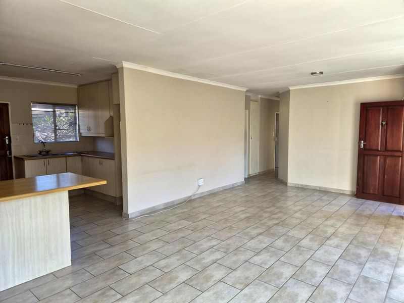 Spacious and light-filled 3-bedroom townhouse available to rent in the sought-after Ilala Palms complex in Eldoraigne. - Photo 6