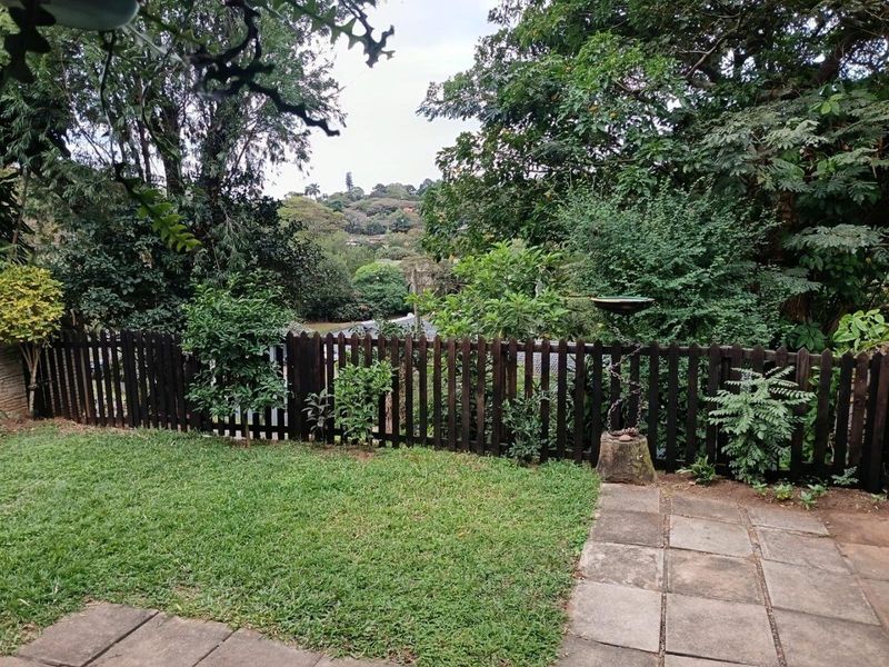 This 2 Bedroom house for sale in Amanzimtoti, Looking for a free-standing, pet friendly Townhouse in a good area! - Photo 1