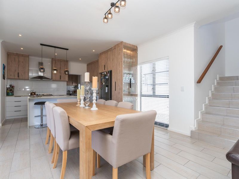 Easy living with seamless indoor-outdoor flow - Photo 5