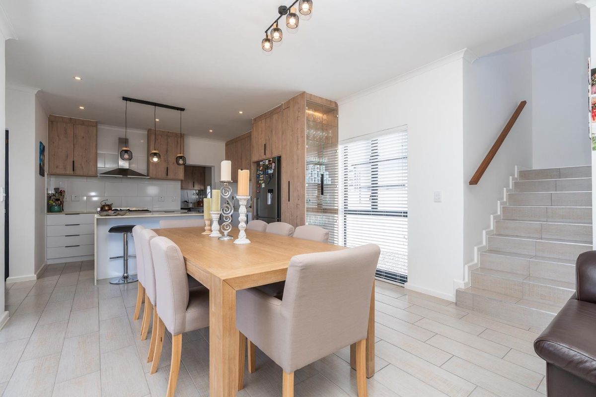 Easy living with seamless indoor-outdoor flow - Photo 5