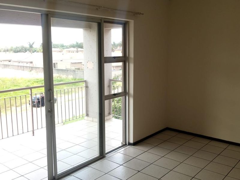 Gorgeous apartment close to amenities - Photo 7