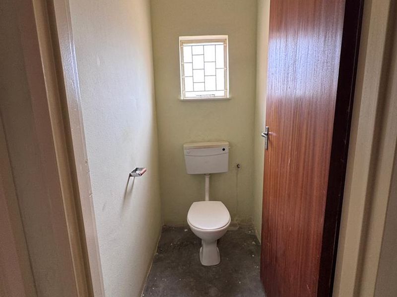 Family Home with Big Yard – Medium Renovation Opportunity in Hochland Park - Photo 9