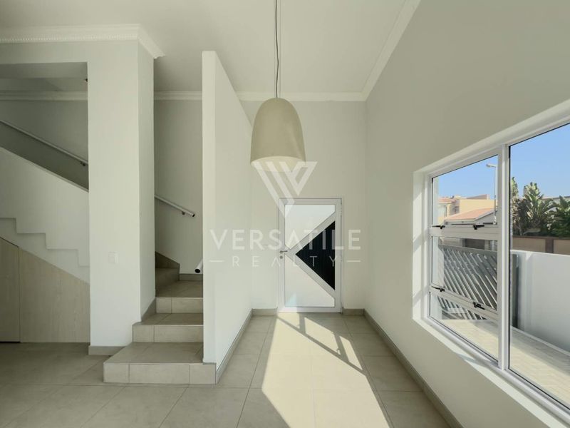 Stunning newly built home, walking distance from the sea and shopping mall. - Photo 2