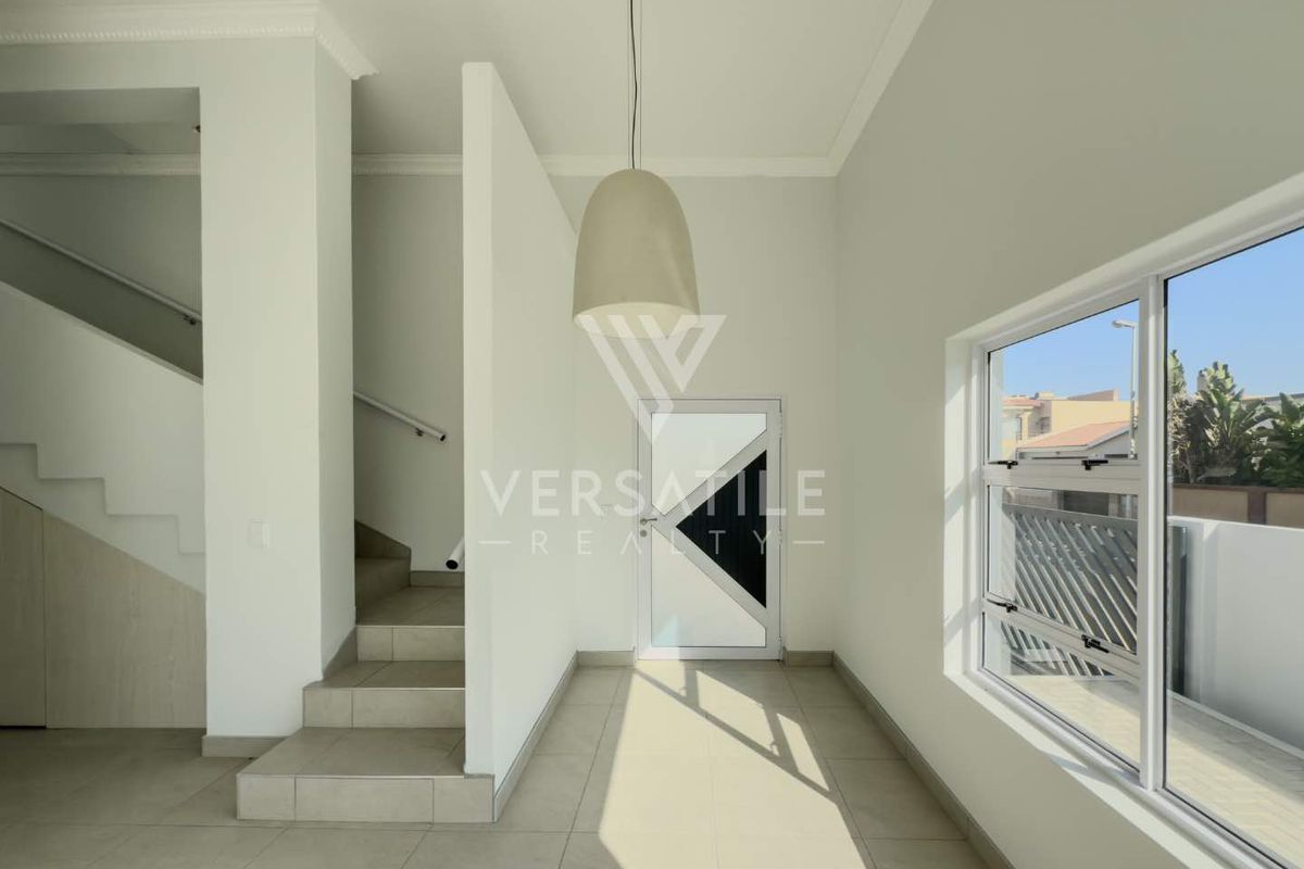 Stunning newly built home, walking distance from the sea and shopping mall. - Photo 2