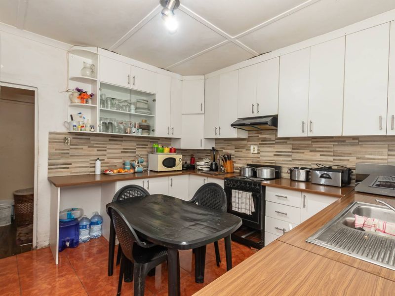 2 Bedroom House with Flatlet in Brooklyn -R1.25m - Photo 6