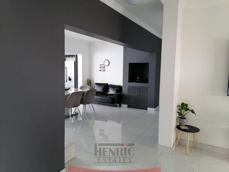 Exceptionally Spacious Home, Flexible, Potential and With Sea View! - Photo 9