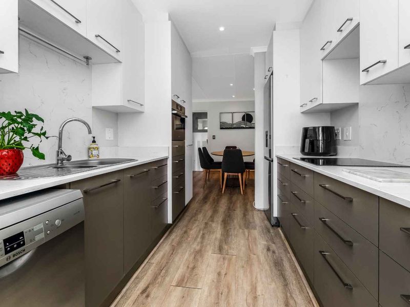 We all want light, bright and new in a home – THIS ONE IS ALL OF THIS AND MORE. - Photo 4