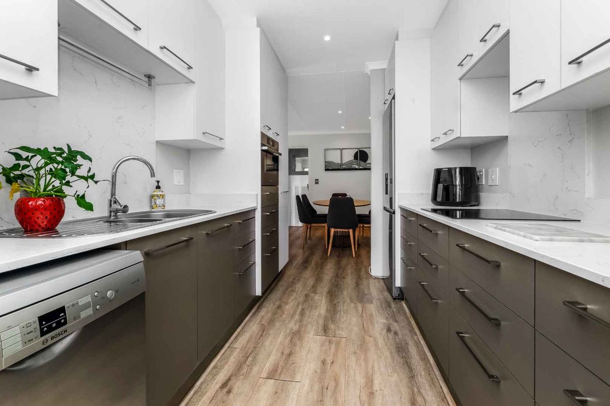 We all want light, bright and new in a home – THIS ONE IS ALL OF THIS AND MORE. - Photo 4