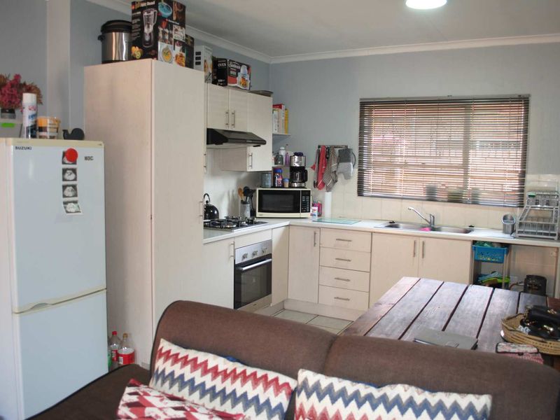 Beautiful & Secure Townhouse in Prime Complex – Ideal for Couples or Small Families - Photo 10
