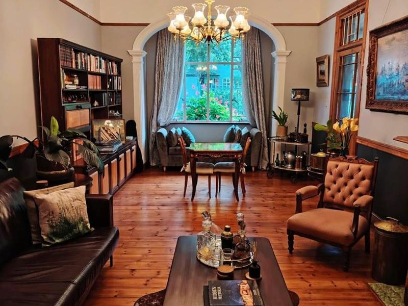 Old-Worlde Charm with Immaculate Elegance - Photo 2