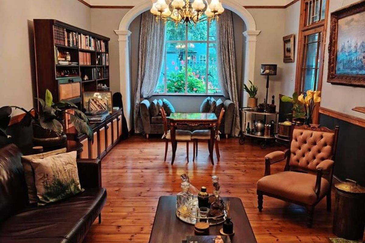 Old-Worlde Charm with Immaculate Elegance - Photo 2