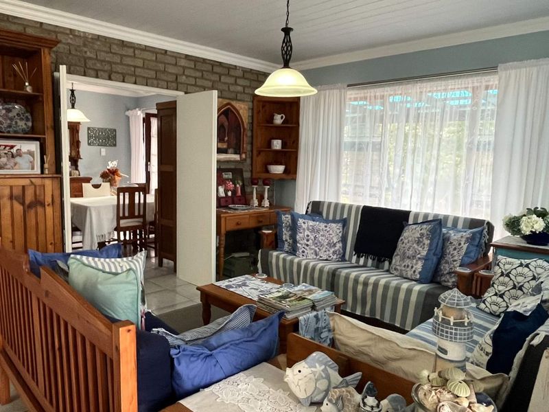 Stunning Views & Ample Space in This Warm Family Residence - Photo 9