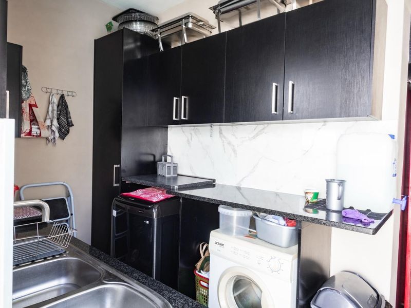 Luxurious and spacious 5 Bedroom Home with Flatlet - Kleine Kuppe - Photo 7