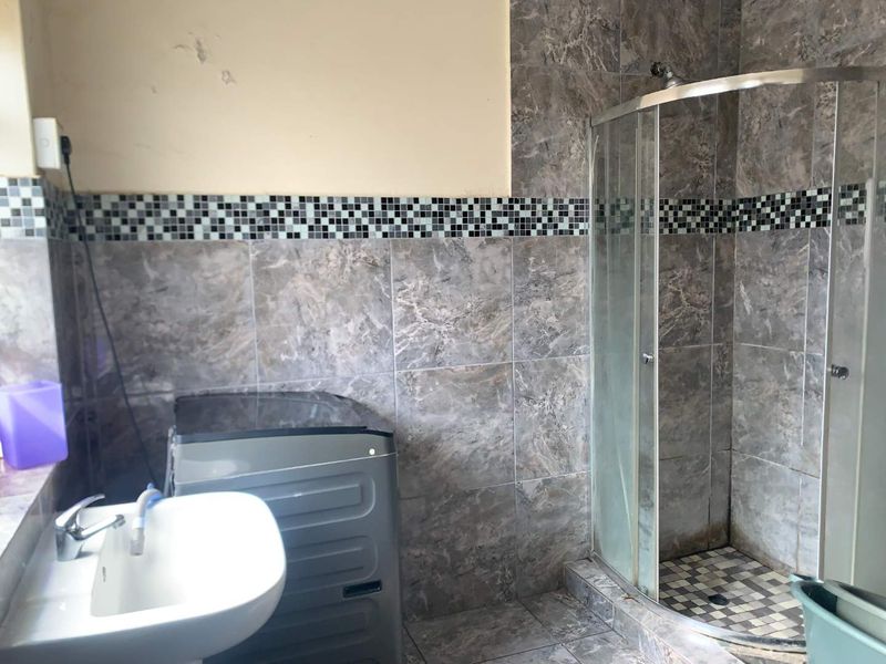 For Sale: Spacious 5-Bedroom House in Quiet Rosettenville Street - Photo 10