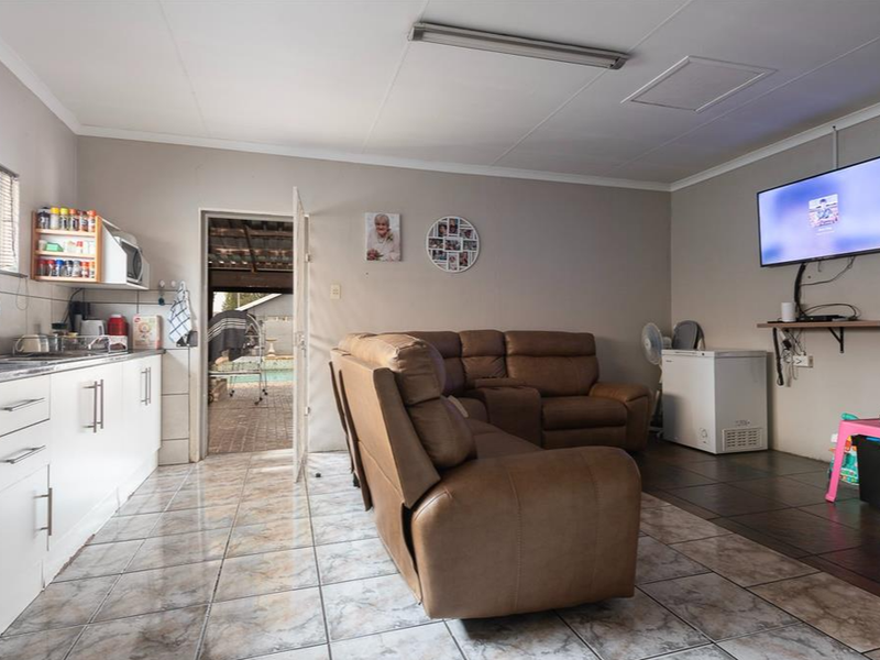 Spacious Family Home with a Separate Granny Flat in General Albertspark - Photo 7