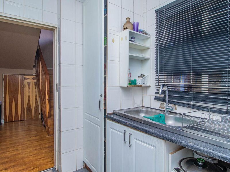 Spacious, neat 2 bedroom Townhouse in popular complex - Photo 8