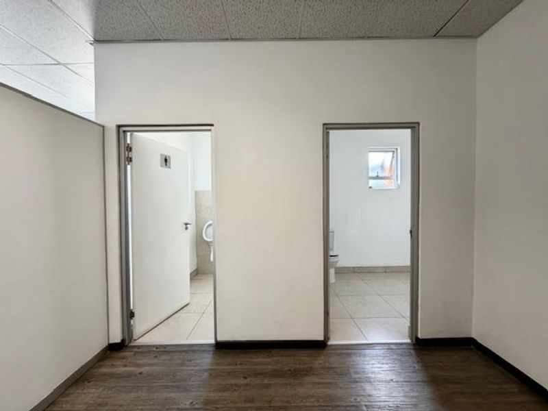 Well maintained prime commercial property for rent. - Photo 4