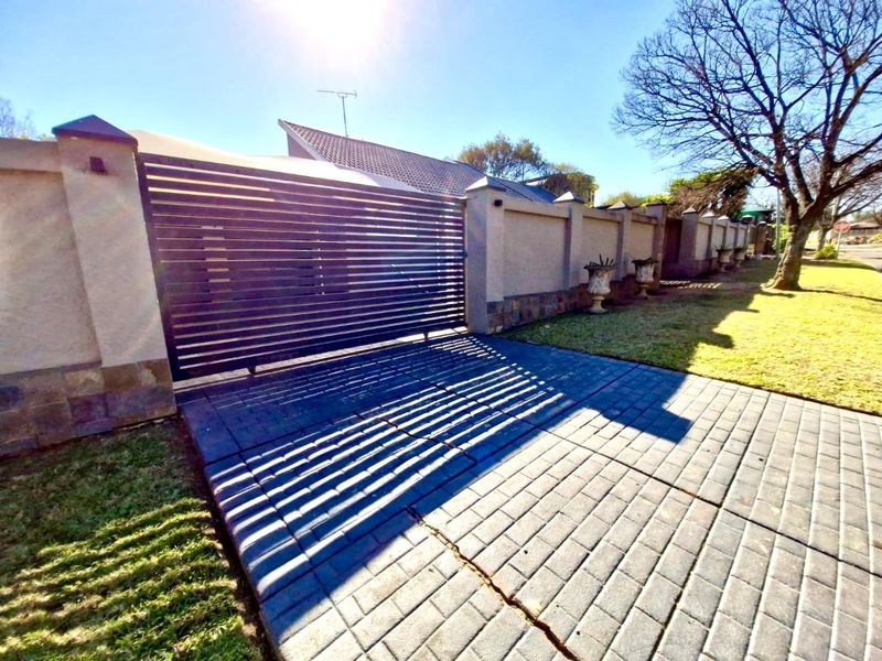 Space, 24h Security & Future Expansion | Pool, Jacuzzi & Approved Flatlet Plans - Photo 2