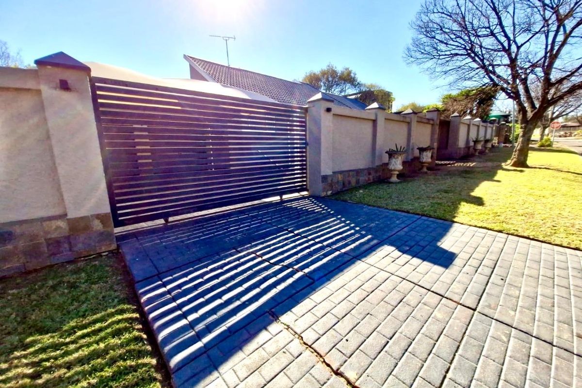 Space, 24h Security & Future Expansion | Pool, Jacuzzi & Approved Flatlet Plans - Photo 2