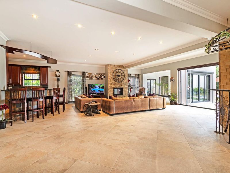 Spectacular Tuscan Villa with 13 Bedrooms and Private Apartments Overlooking Tygerberg Nature Reserve - Photo 5