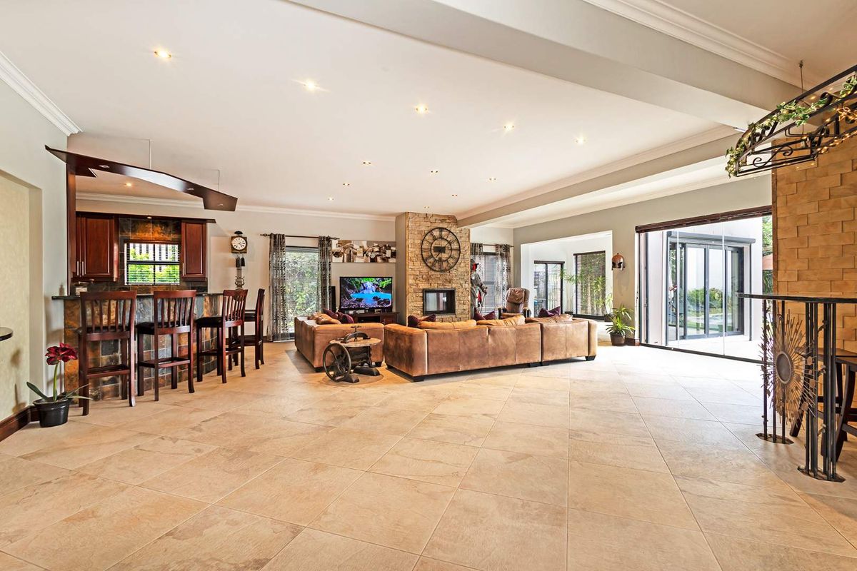 Spectacular Tuscan Villa with 13 Bedrooms and Private Apartments Overlooking Tygerberg Nature Reserve - Photo 5