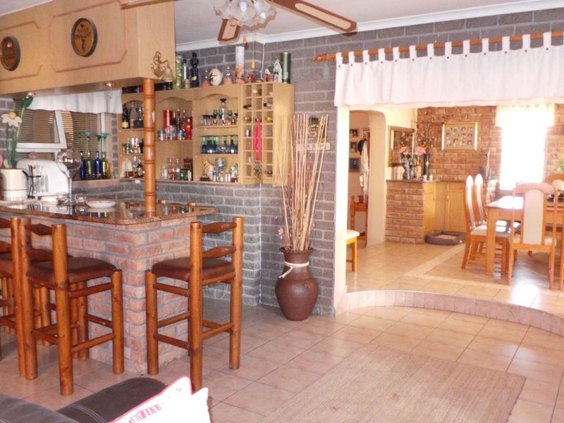 A True spacious low maintenance Family home close to schools perfect for the large family! - Photo 4