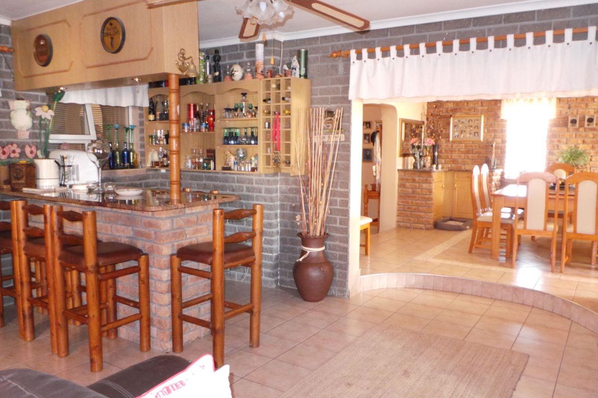 A True spacious low maintenance Family home close to schools perfect for the large family! - Photo 4