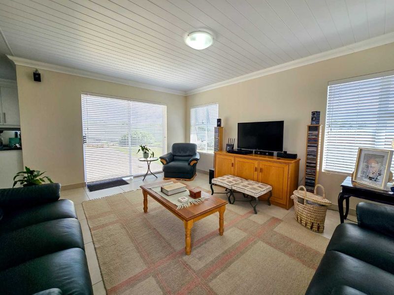 Neat family home for sale in Stilbaai-Wes. - Photo 2