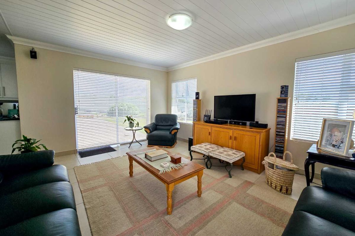 Neat family home for sale in Stilbaai-Wes. - Photo 2