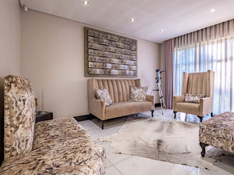 Luxurious 5-Bedroom Home situtated in Lakefield with Heated Pool & Borehole Access - Photo 7