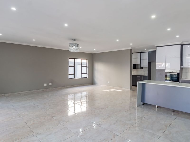 Brand New Modern Home in An Up Market Lifestyle Estate - Photo 5