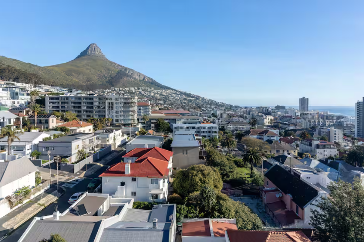 Duplex of dreams with views from every window! - Photo 4