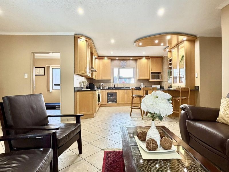 4 Bedroom House FOR SALE in Windhoek Country Club Estate - Photo 4