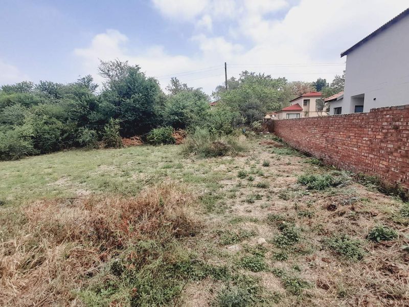 "Ultimate Privacy: Cul-de-Sac Gem in Birdwood Estate!" - Photo 6